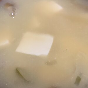 豆腐ともやしとしめじの味噌汁